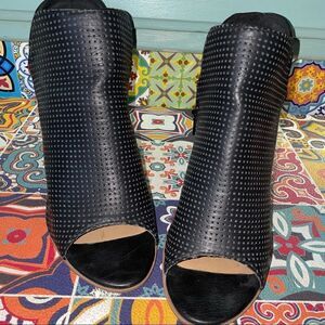 Matisse peek toe laser cut oak ankle sandals black sz 9